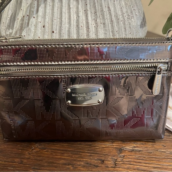 NWOT Michael Kors Metallic Wristlet - Picture 1 of 8